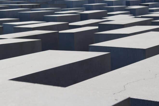 Holocaust leugnung - Holocaust-Leugnung im digitalen Zeitalter: Technologische Herausforderungen und Lösungsansätze